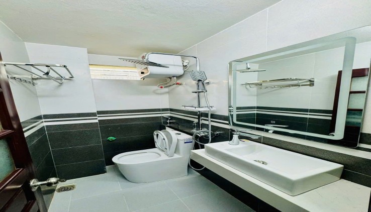 Cho thuê nhà nguyên căn Phố Bùi Xương Trạch, 5 tầng, 33m2, 7 ngủ, 14 Triệu vào ngay